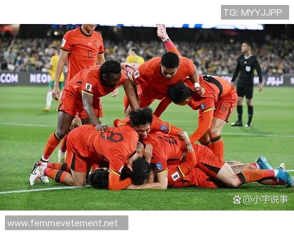 足球明星在比赛中被热情球迷抱走引发热议现场气氛火爆令人感动 足球明星在比赛中被热情球迷抱走引发热议现场气氛火爆令人感动