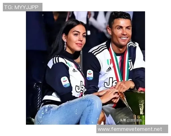 足球明星的女友们如何在聚光灯下展现自我魅力与生活风采 足球明星的女友们如何在聚光灯下展现自我魅力与生活风采